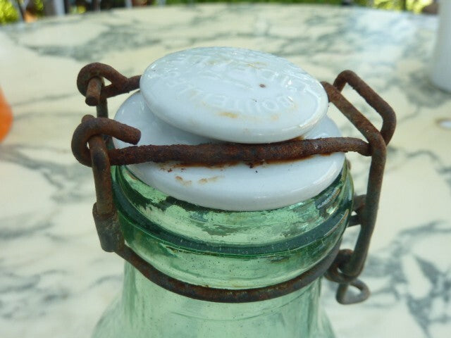 ANCIENNE BOUTEILLE EN VERRE PUBLICITAIRE - BOUCHON EN PORCELAINE - L'IDÉALE
