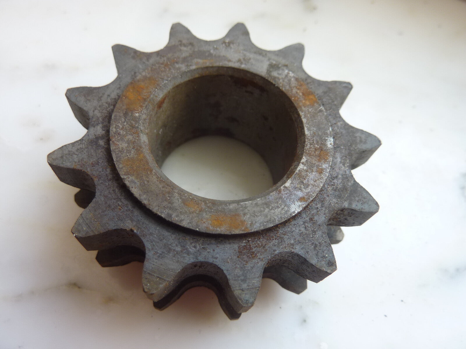 Pignon 13 dents diamètre intérieur  26 mm largeur 23 mm