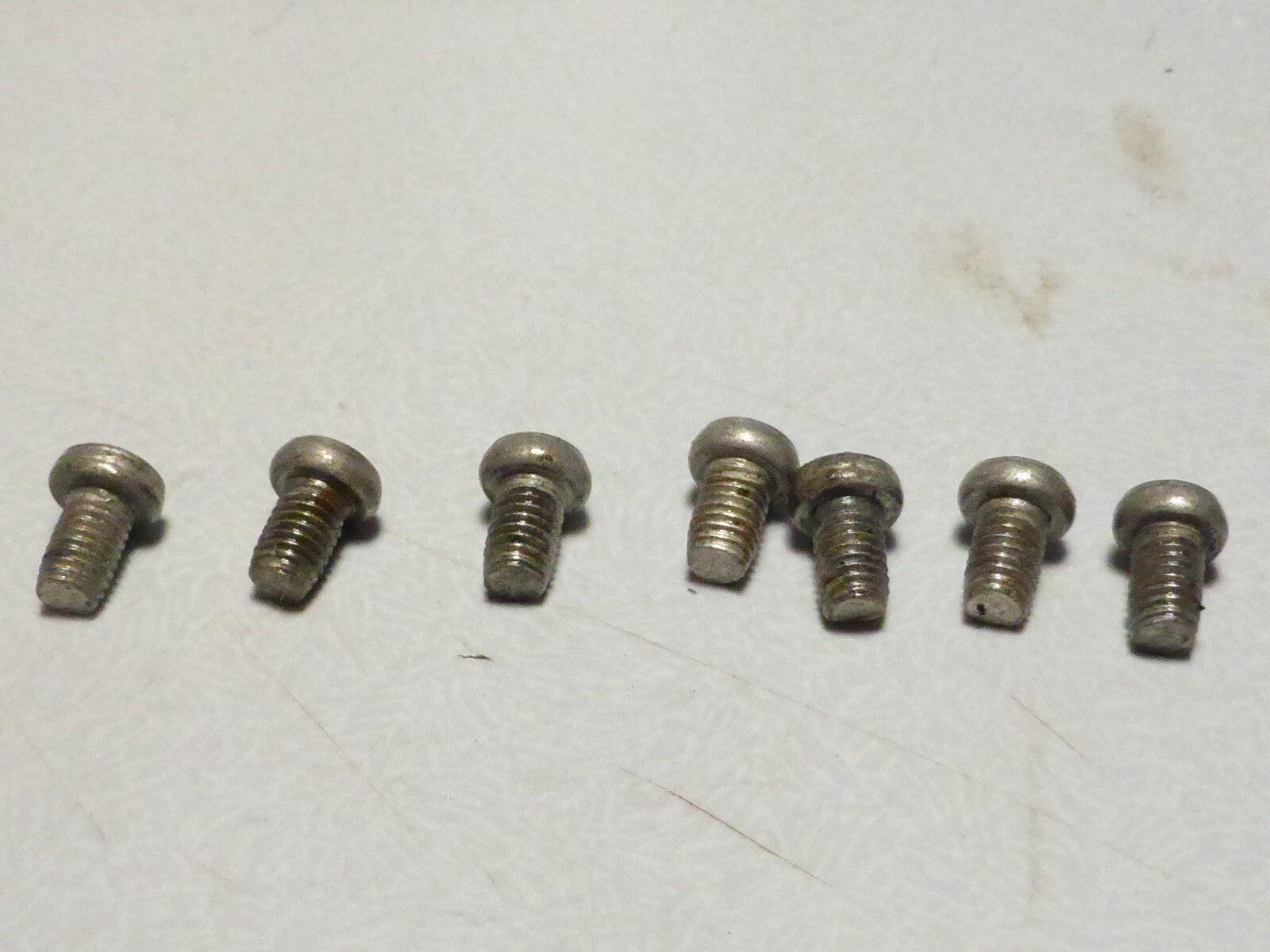 7 mini vis tète ronde bombé  bolt screw acier  boulon vintage