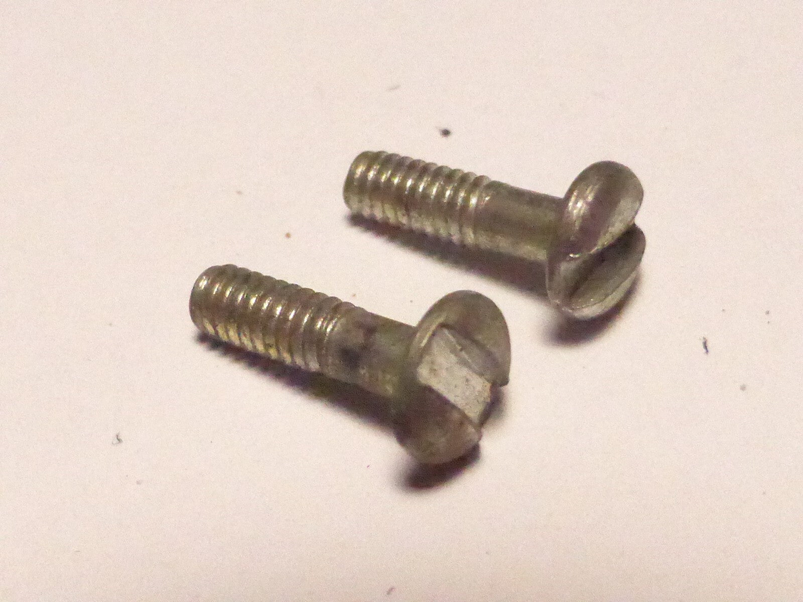 2 anciennes vis monogramme  vintage motobecane peugeot .....