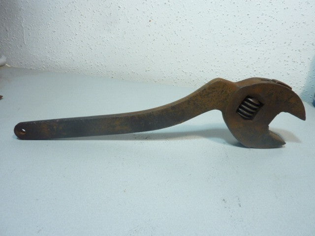 Outil ancien clé a molette coudée