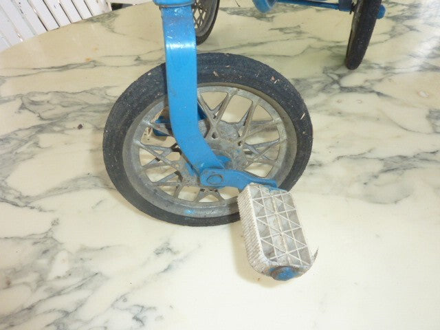Tricycle ancien vintage joli pour déco.