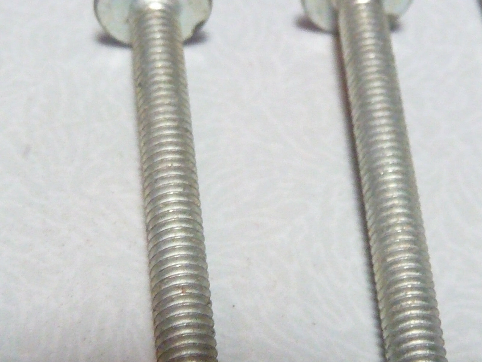4 VIS DE POIGNEE M4 MEUBLE ACIER ZINGUE LONGUEUR 37 mm BOUTON SERRURE NEUF