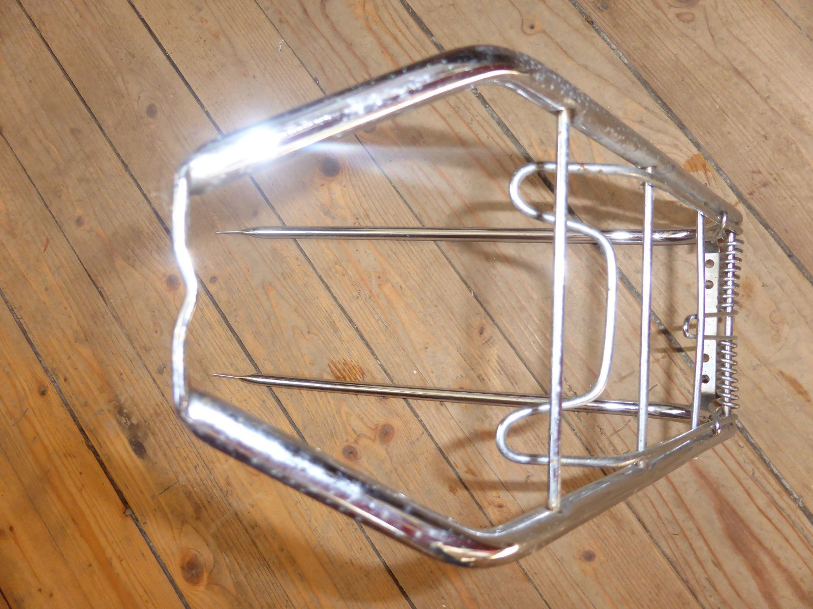 ✨NOS porte bagage arrière  a clapet acier velo Peugeot gitane roue 700 vintage ✨