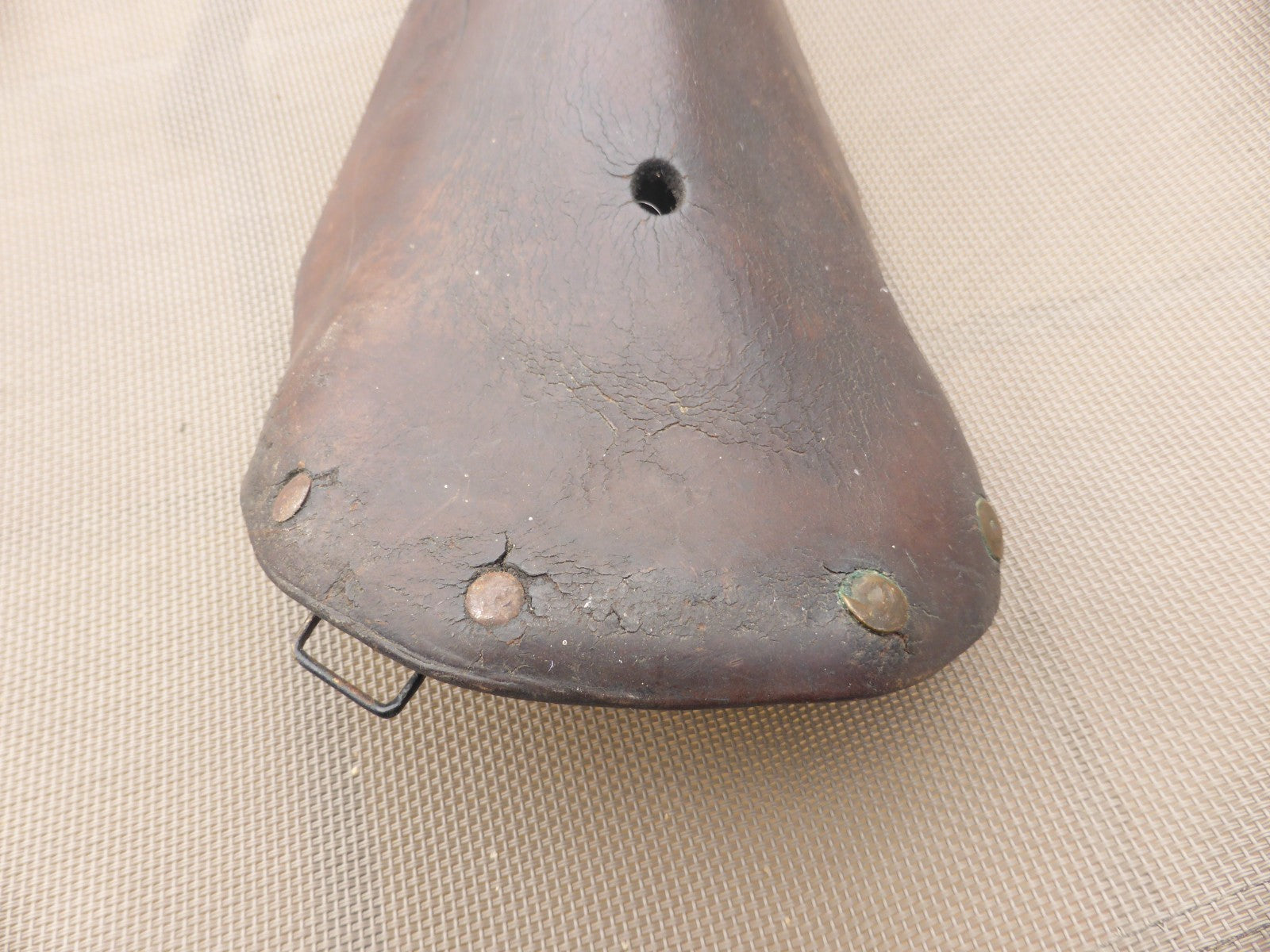 ancienne  selle de vélo en cuir - Marque Motobecane - vintage old bike