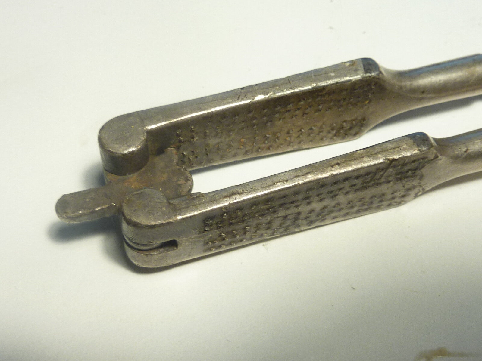 Outils anciens,pince de chapelier en fer casse noix