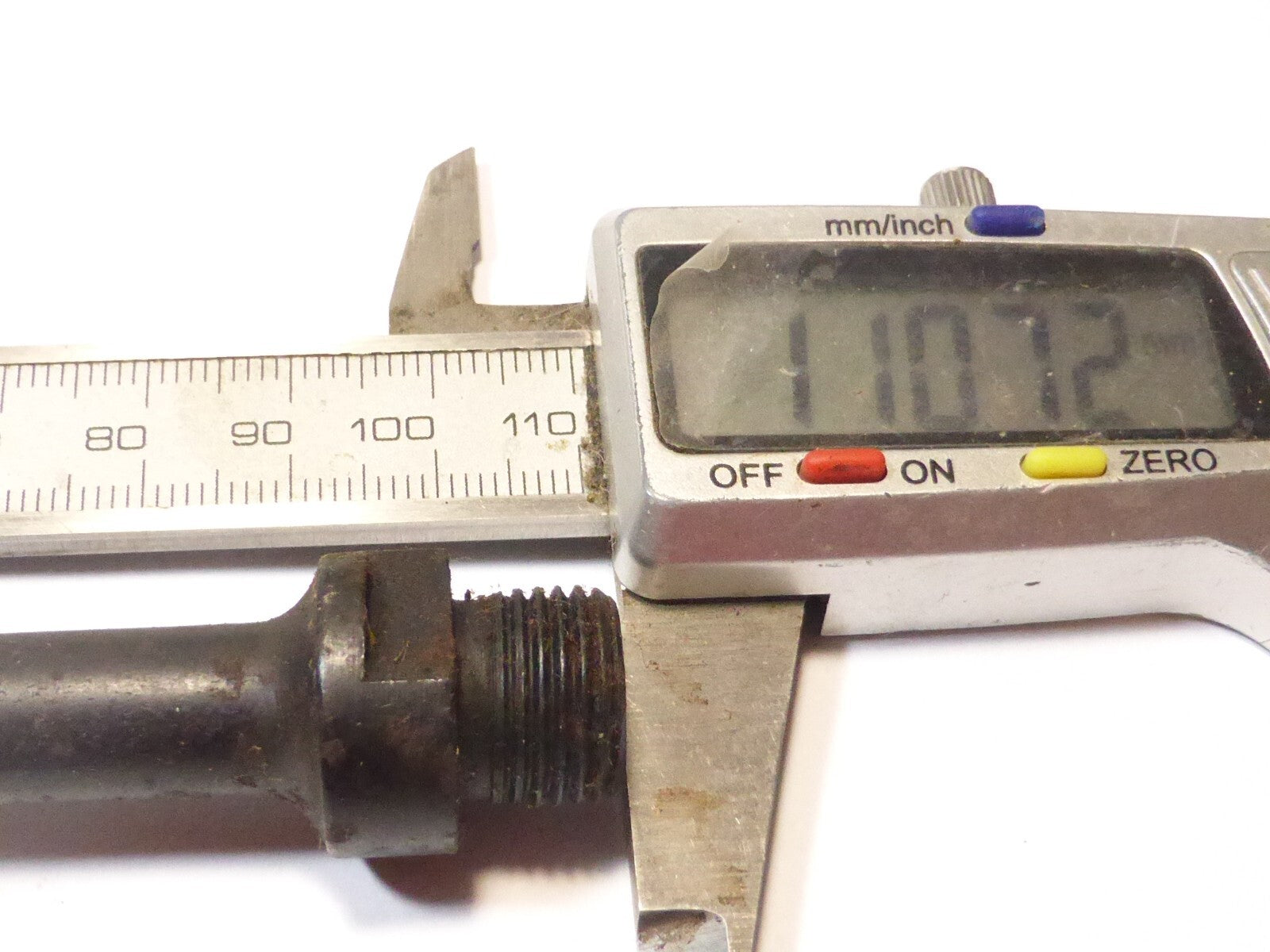 1 Axe pédale gauche Lyotard 110 mm ancien stock  velo cyclo solex