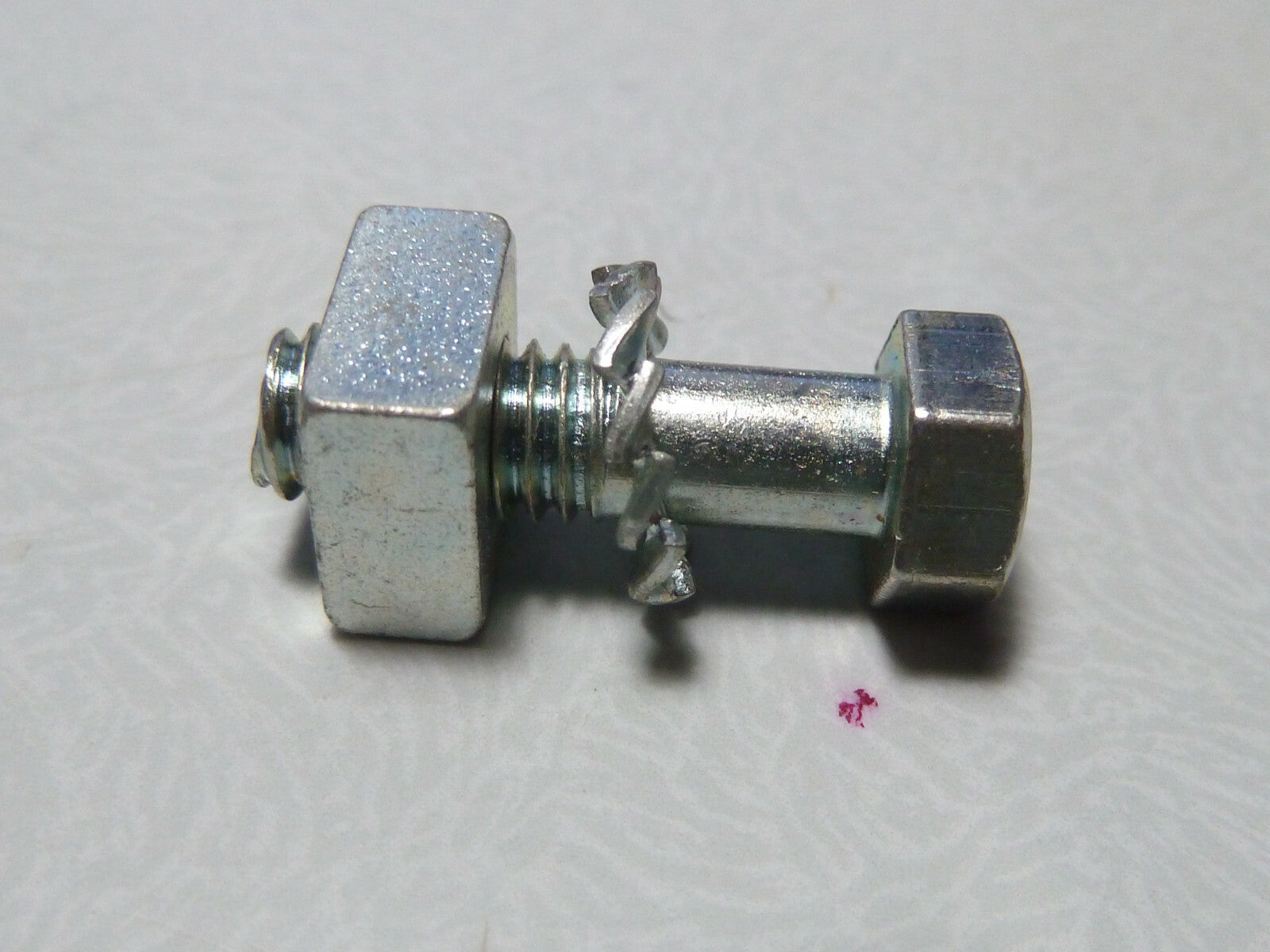 NOS 1 vis echappement peugeot 103 vis couronne a vérifier boulon ecrou  carré