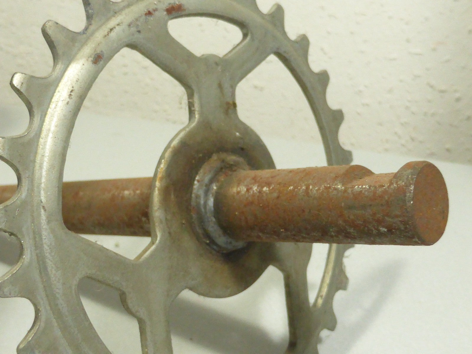 NOS Axe pédalier 28 dents 216 mm Motobécane neuf ancien stock Ø 16 mm