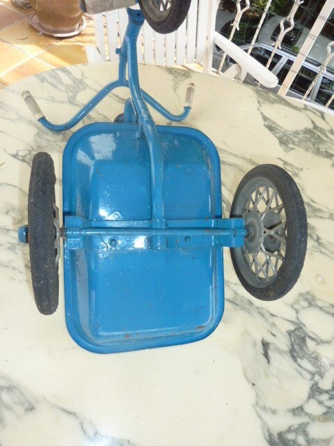 Tricycle ancien vintage joli pour déco.