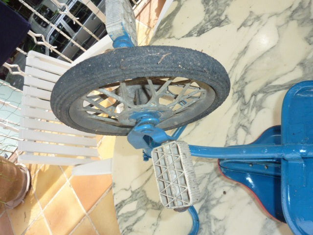 Tricycle ancien vintage joli pour déco.