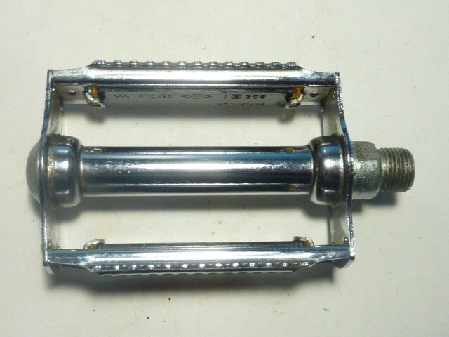 1 Vintage 80's K10496 Small Youth Chrome Steel Pedal 9/16" with Reflectors