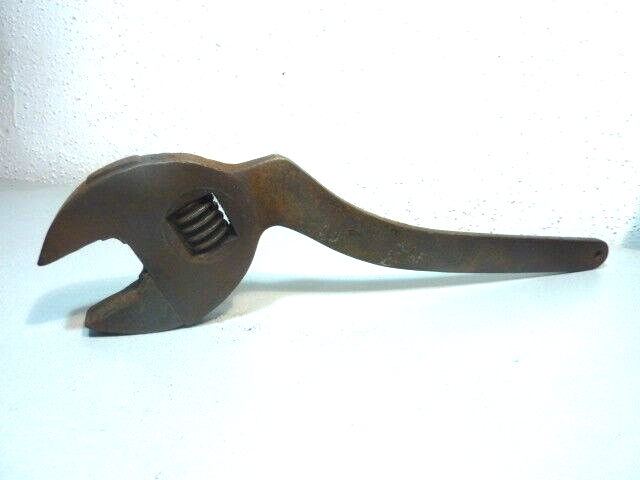 Outil ancien clé a molette coudée