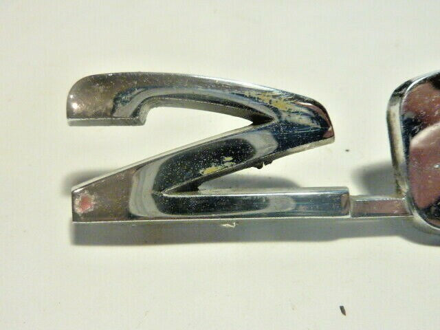 PEUGEOT 204 sigle embleme logo insigne monogramme hayon coffre en aluminium