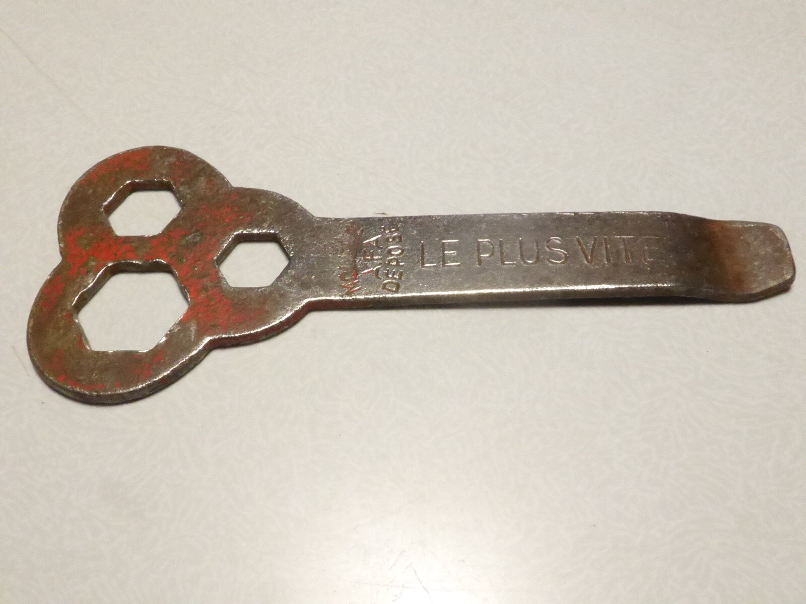 OUTIL VELO ANCIEN  CLE AFA "LE PLUS VITE" vintage ancien stock