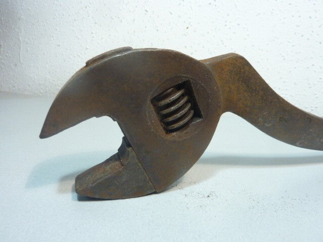 Outil ancien clé a molette coudée