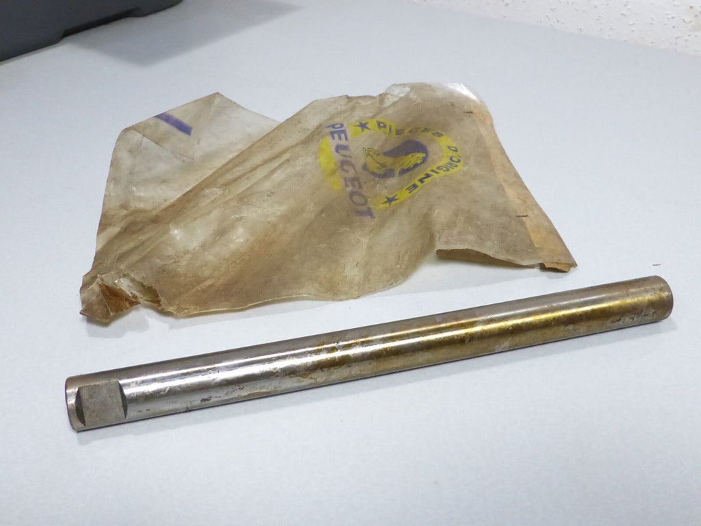 axe pédalier 198 mm a clavettes PEUGEOT ? ancien stock