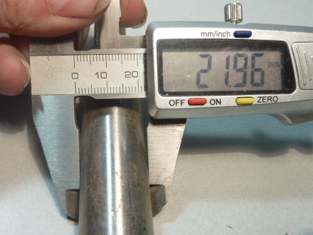 ancien Axe  longueur 155 mm diamètre 22 mm  gorges