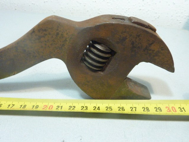 Outil ancien clé a molette coudée