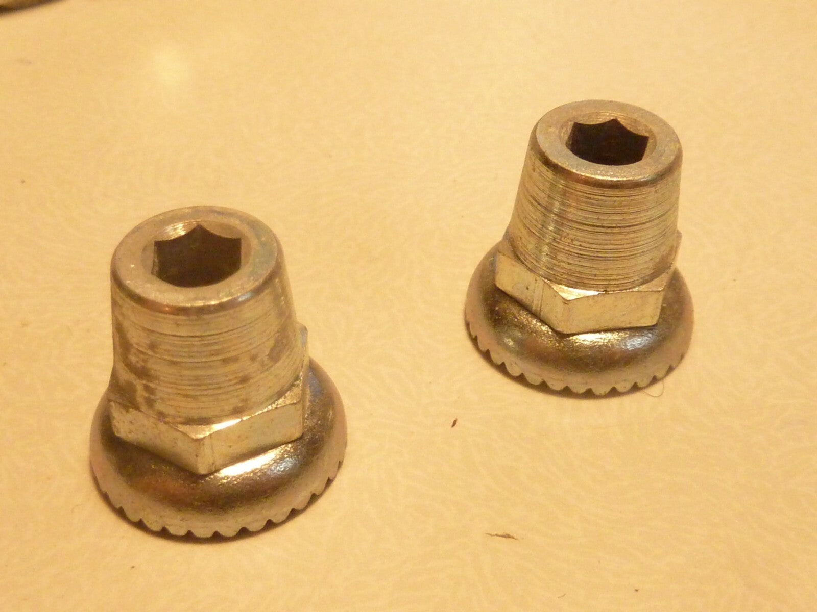 2 écrou Boulon pour axe de roue  velo 9.5x100 algi