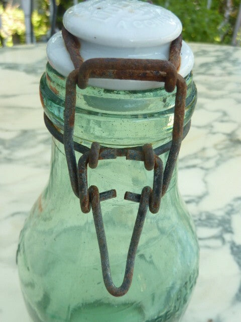 ANCIENNE BOUTEILLE EN VERRE PUBLICITAIRE - BOUCHON EN PORCELAINE - L'IDÉALE
