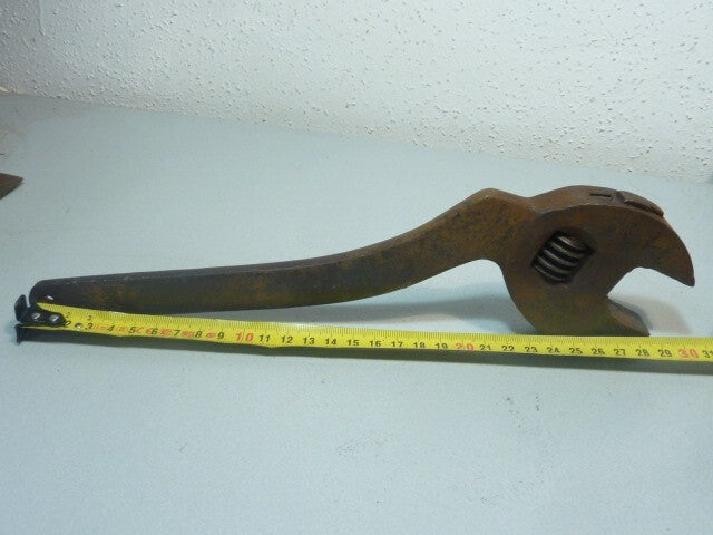 Outil ancien clé a molette coudée