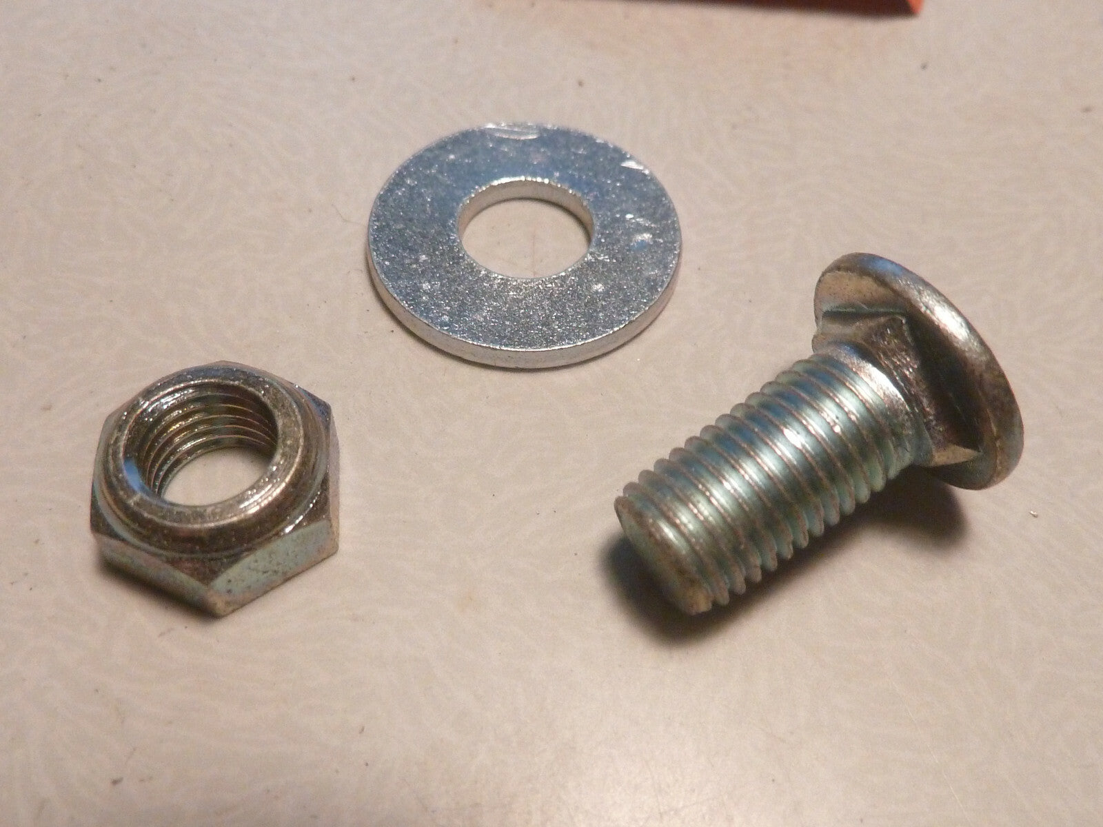 ancien boulon de plaque tension de chaine Peugeot meplat motobecane