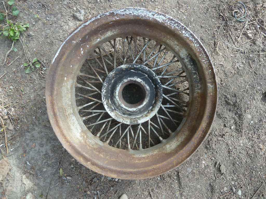 ancienne jante a rayon triomphe oil pompe  essence garage déco bidon voiture