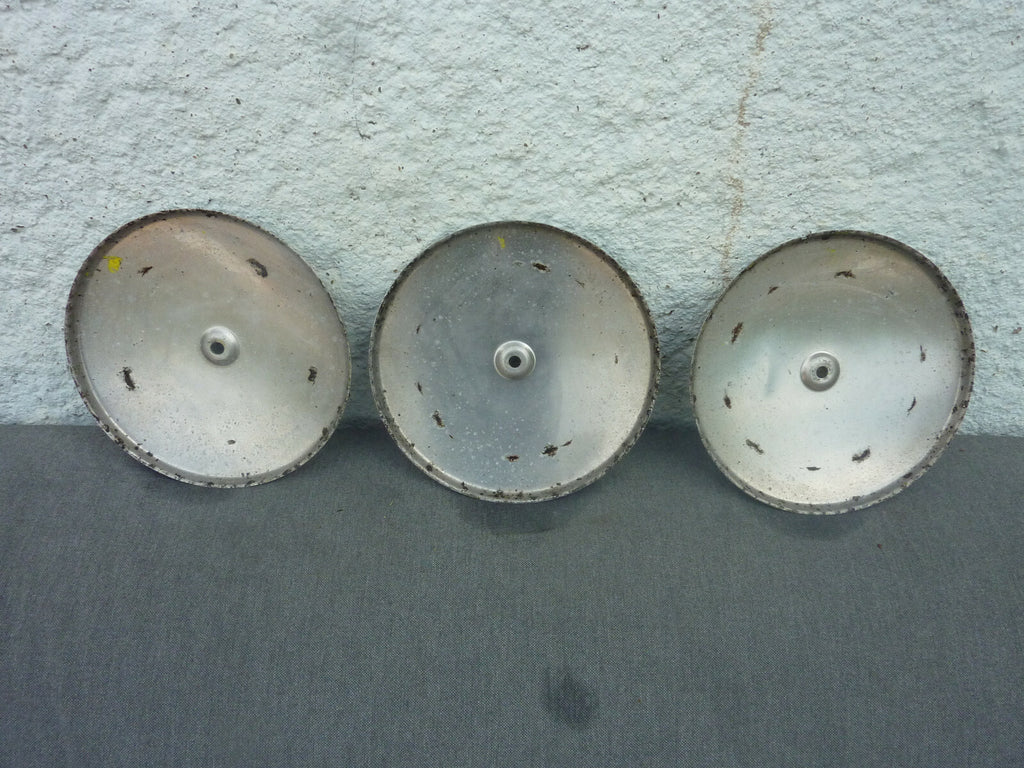 3 anciens vintage ENJOLIVEUR DE ROUE centre de roue  alu 173 mm