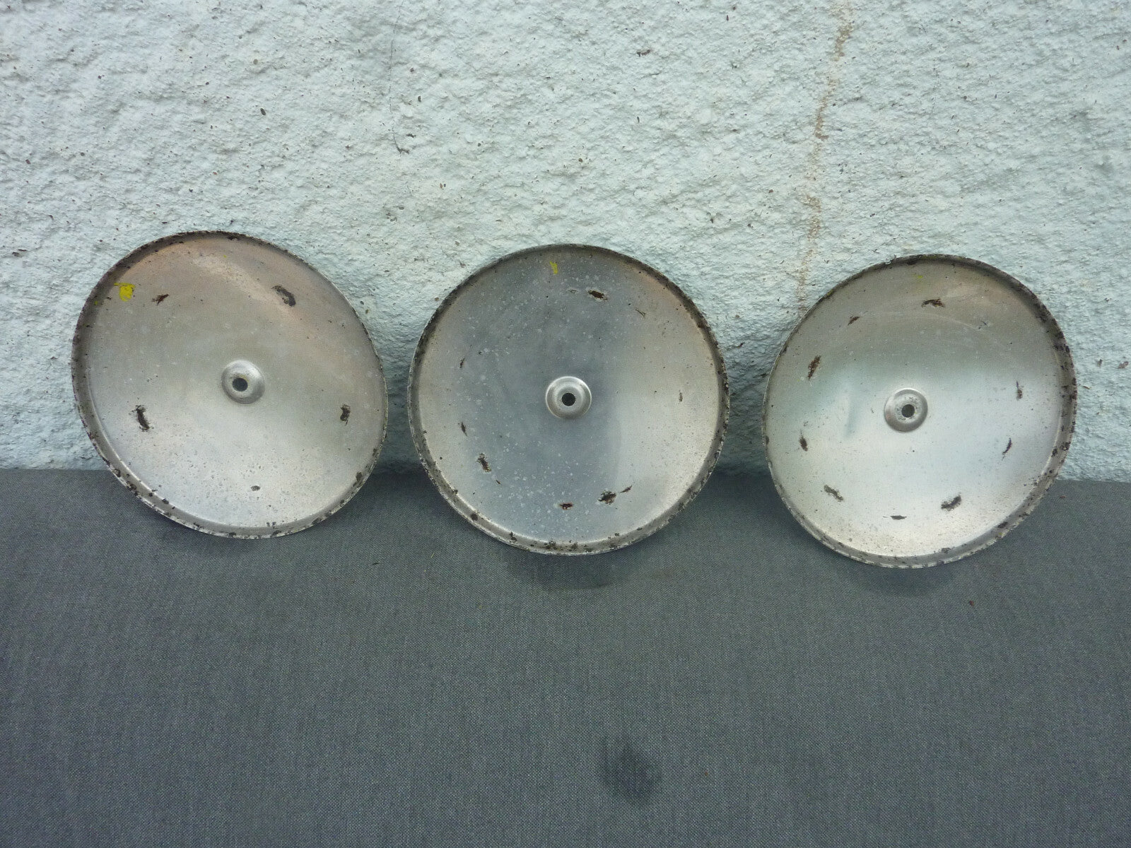 3 anciens vintage ENJOLIVEUR DE ROUE centre de roue  alu 173 mm