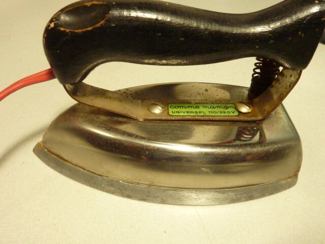 Ancien jouet fer à repasser électrique